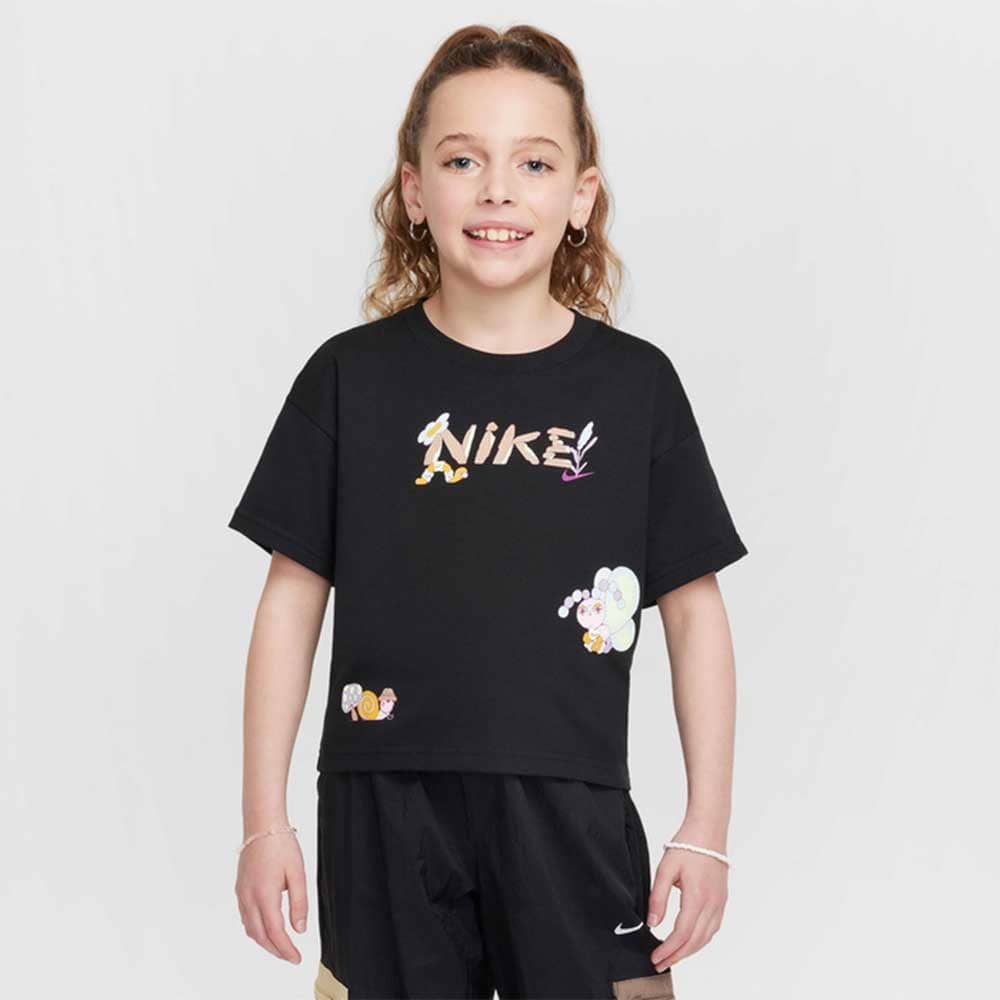 ДЕТСКА ТЕНИСКА ЗА МОМИЧЕ NIKE HQ2334-010 NSW TEE SEASONAL STORY ЧЕРНА - lotus-sport.bg